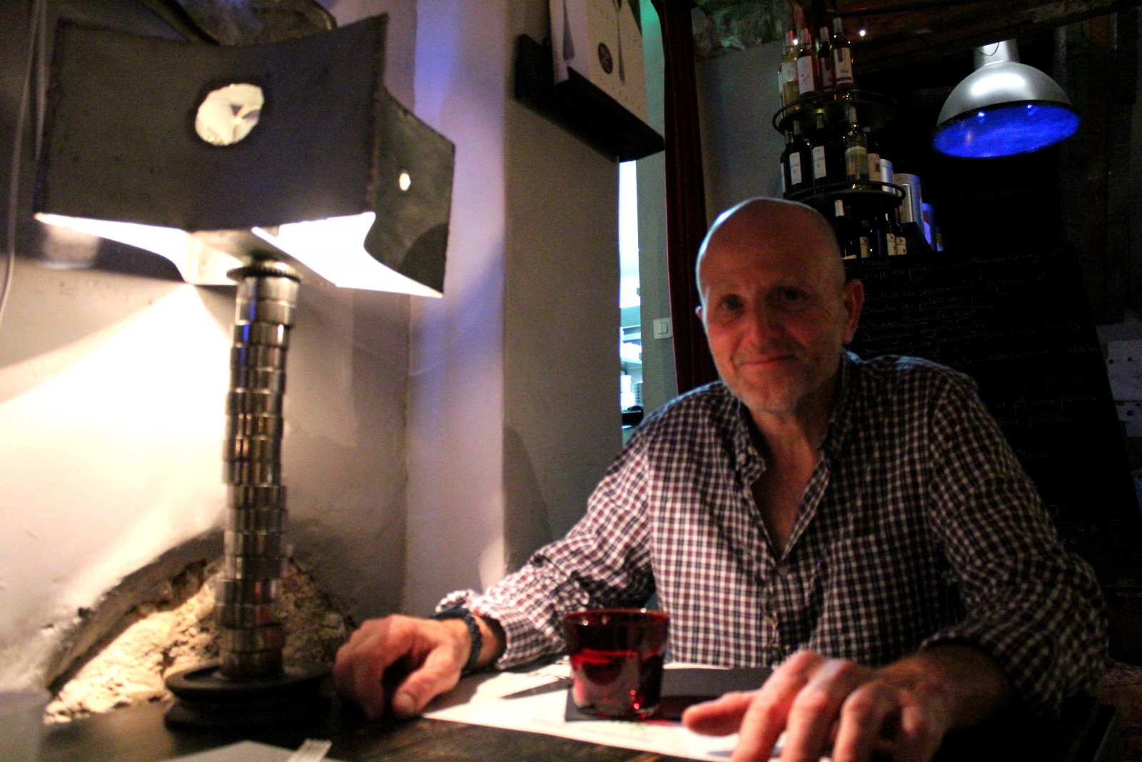 Nicolas Vitellaro, dans le restaurant Drôle d'Endroit à Aix, au côté de sa lampe fétiche. ©AL