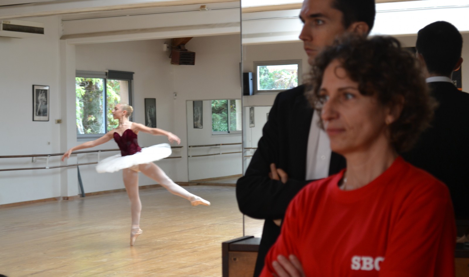 Valérie Baldy couve du regard une de ses jeunes danseuses. ©MD