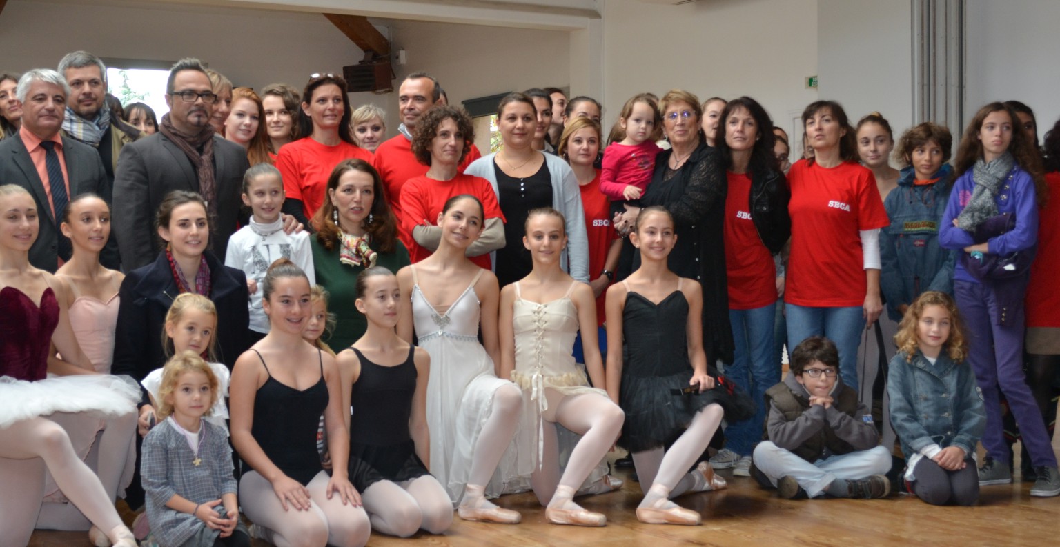 L'ensemble des personnes présentes pour soutenir le Studio Ballet Colette Armand ©MD