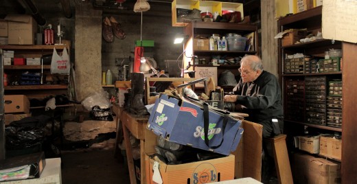 Jean-Pierre Couturier consacre son seul jour de congé de la semaine à récupérer et trier des chaussures pour les sans-abris. ©AL