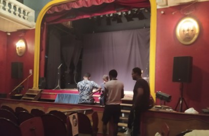 Dans un théâtre, des jeunes demandent conseil à Redouane Bougheraba sur leur jeu.