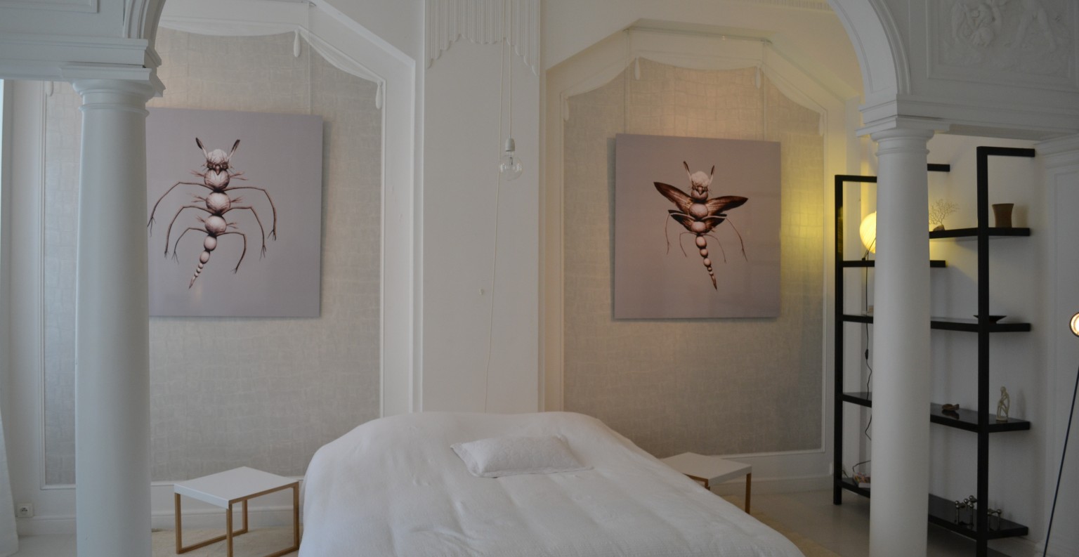La chambre de l'appartement sert, elle aussi, de lieu d'exposition unique. ©MD