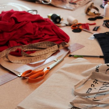 Les vêtements sont fabriqués par 13 A’tipik, un atelier de réinsertion professionnelle à Marseille. ©AL