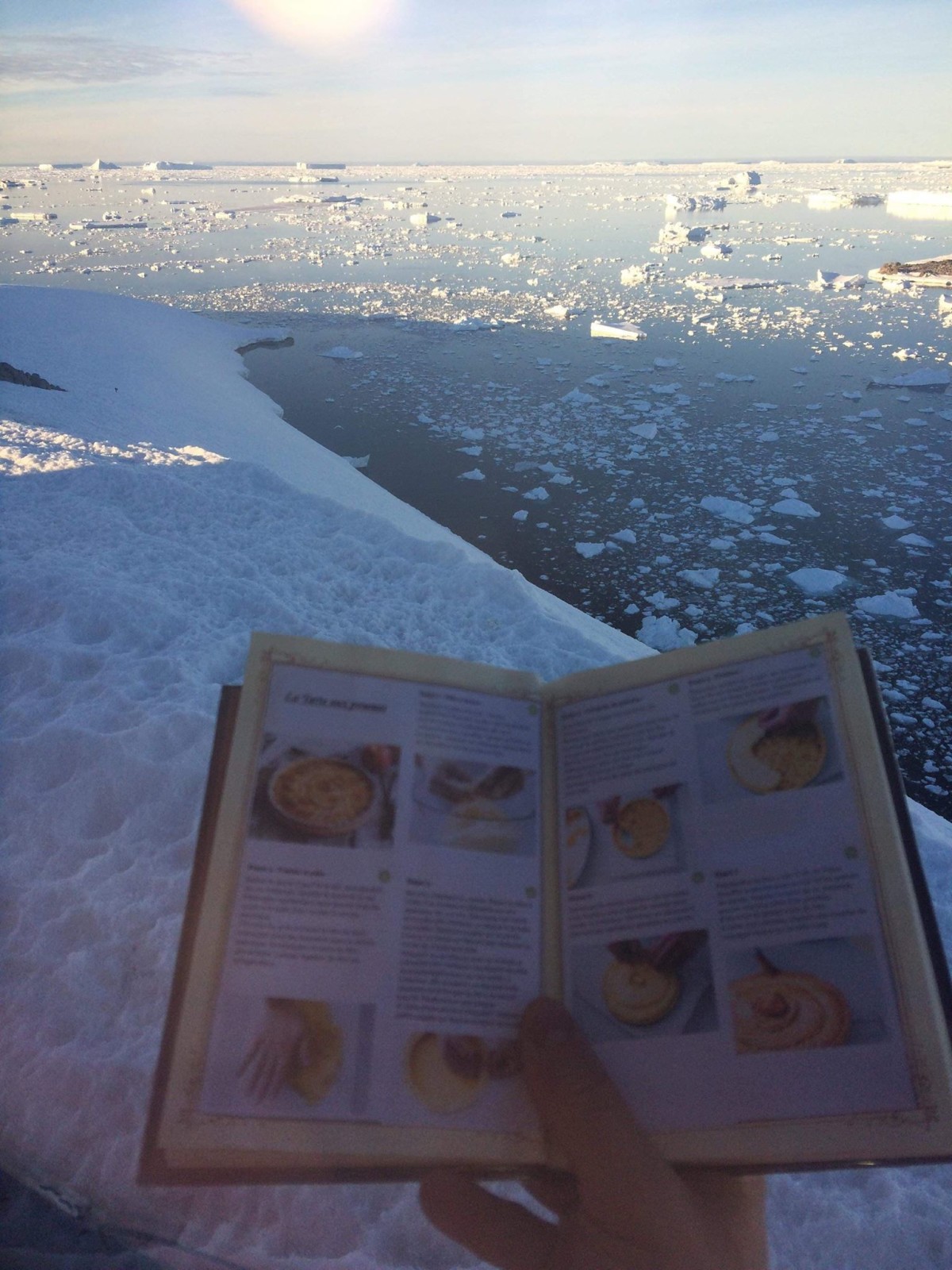 Un des livres est arrivé en Antarctique. ©DR