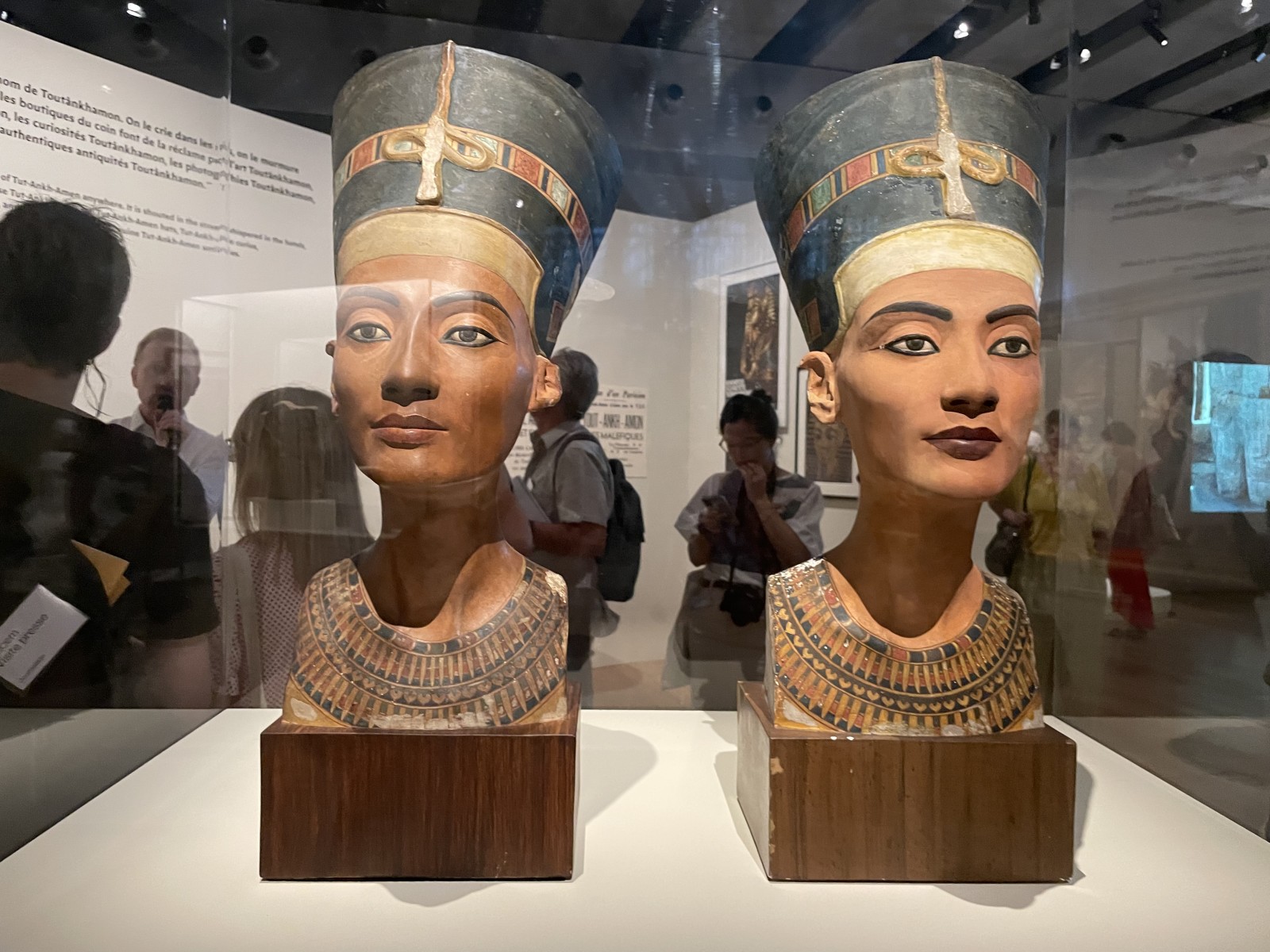Repliques du buste de  Nefertiti à voir au MuCEM. ©MD